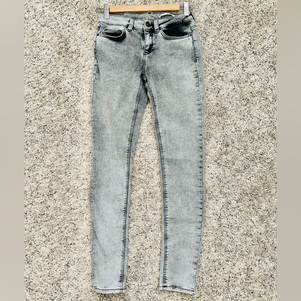 Zara medium rise slim fit jeans (size 2)